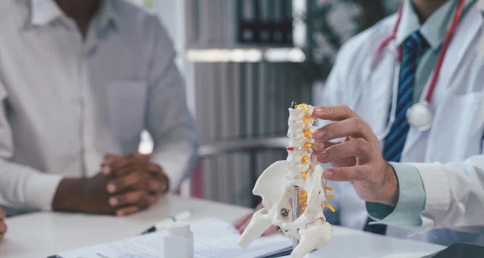 Doença autoimune que compromete a coluna, espondiloartrite axial exige diagnóstico precoce - Imagem do artigo