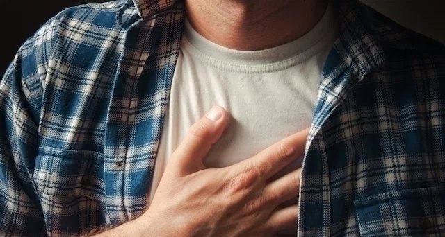 Dor no peito: 11 possíveis origens e quando suspeitar de infarto - Imagem do artigo