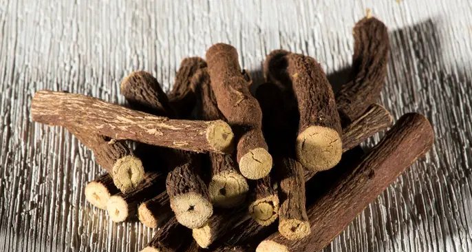 Alcaçuz é indicado como anti-inflamatório natural e exige consumo moderado - Imagem do artigo