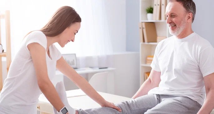 Tratamento do Parkinson envolve medicamentos, reabilitação e cirurgia em casos avançados - Imagem do artigo