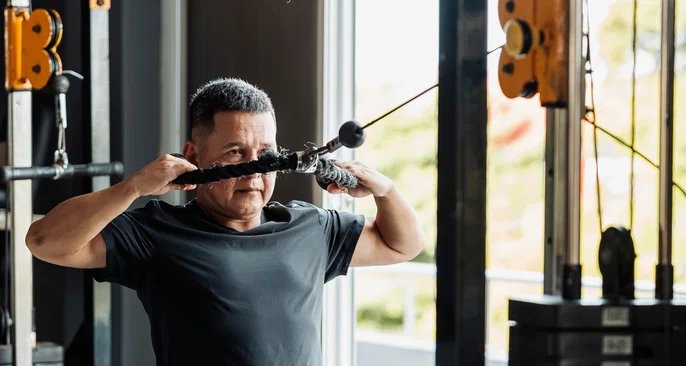 Exercício “face pull” ajuda a fortalecer ombros e prevenir lesões; saiba como praticar - Imagem do artigo